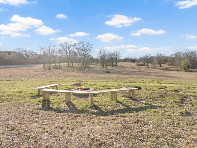 view of yard featuring a rural view