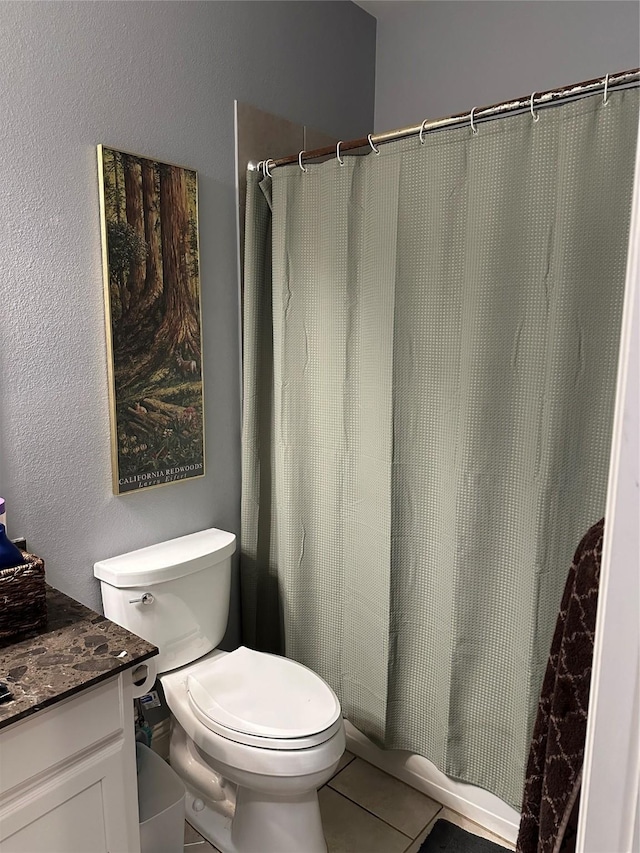 full bathroom featuring toilet, curtained shower, and vanity