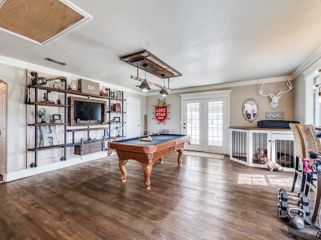 rec room with visible vents, crown molding, and wood finished floors