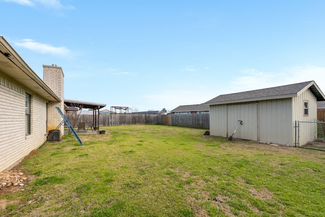 view of yard featuring a shed, an outdoor structure, and a fenced backyard