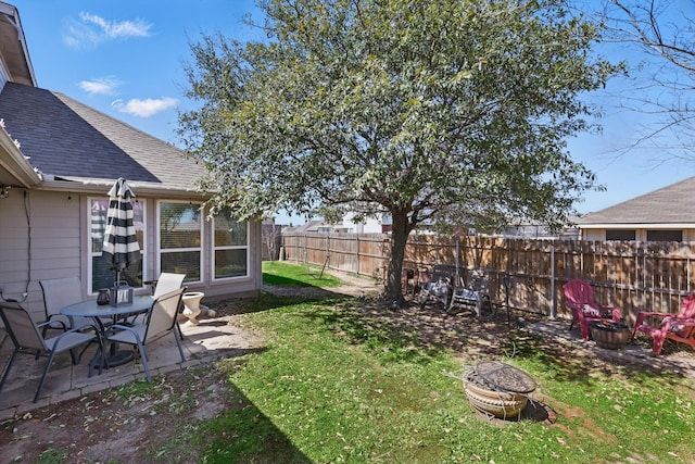 view of yard featuring a patio area, fence private yard, and an outdoor fire pit