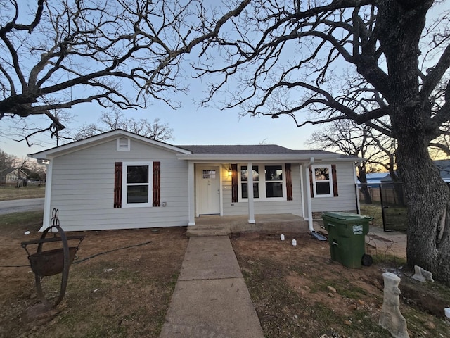 view of front of house with covered porch and fence