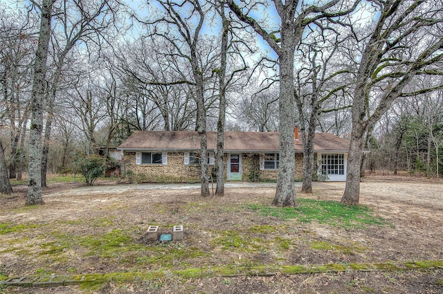 ranch-style home with driveway