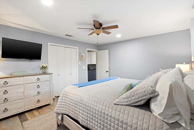 bedroom with visible vents, a ceiling fan, light wood-style floors, a closet, and recessed lighting