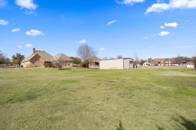 view of yard featuring an outbuilding