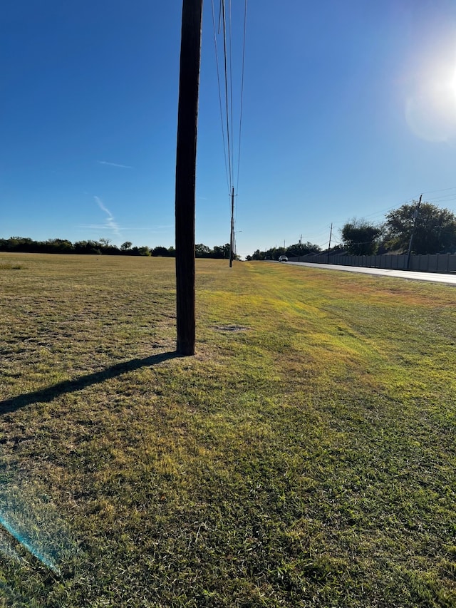 Listing photo 2 for 501 W Wintergreen Rd W, Desoto TX 75115