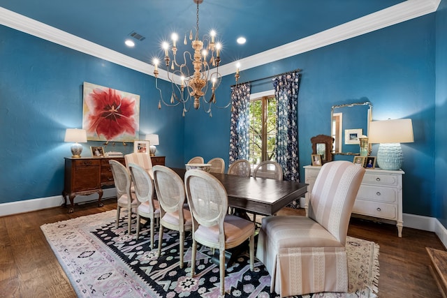 dining area featuring visible vents, crown molding, a notable chandelier, and baseboards