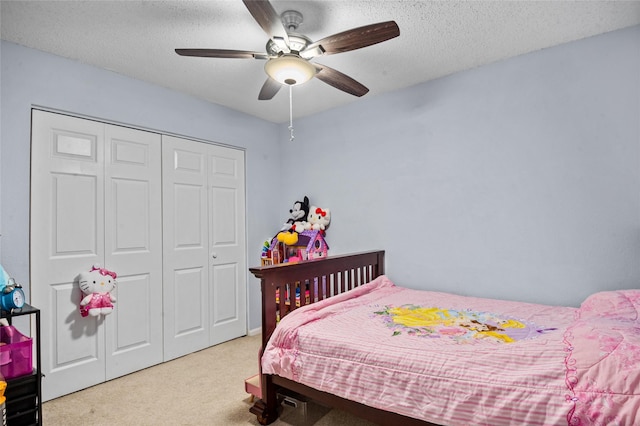 bedroom featuring a ceiling fan, a closet, carpet flooring, and a textured ceiling