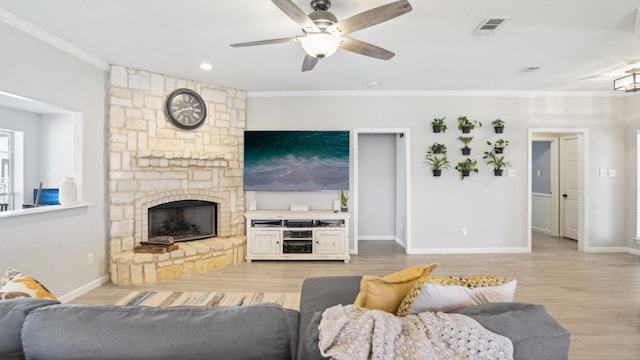 living area featuring crown molding, visible vents, light wood finished floors, and ceiling fan