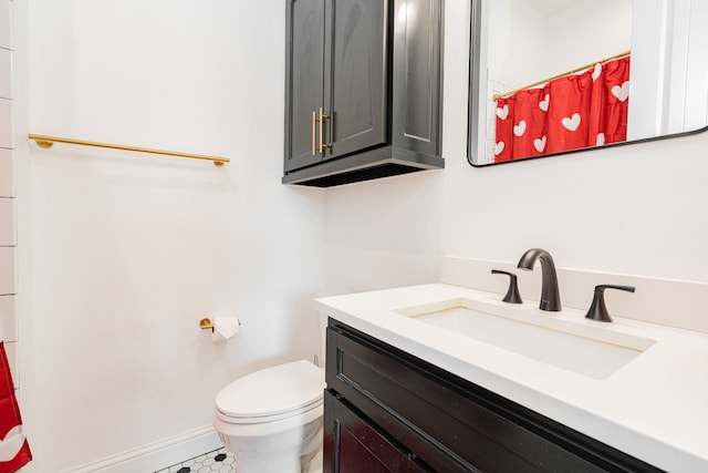 full bath featuring toilet, curtained shower, baseboards, and vanity