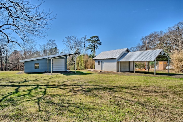 view of yard featuring a carport and an outbuilding