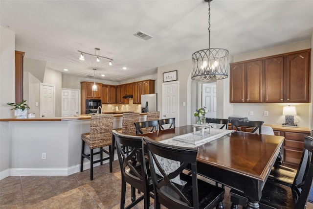 dining space with recessed lighting, visible vents, and baseboards