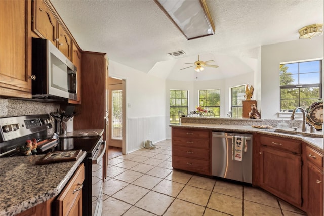 1579 County Road 2008 Unit F, Glen Rose, TX 76043 - kitchen with visible vents, wainscoting, plenty of natural light, stainless steel appliances, and a sink