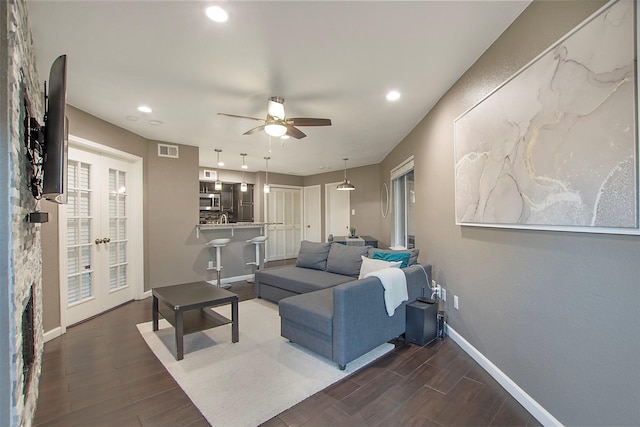 living area featuring ceiling fan, recessed lighting, dark wood-style flooring, visible vents, and baseboards