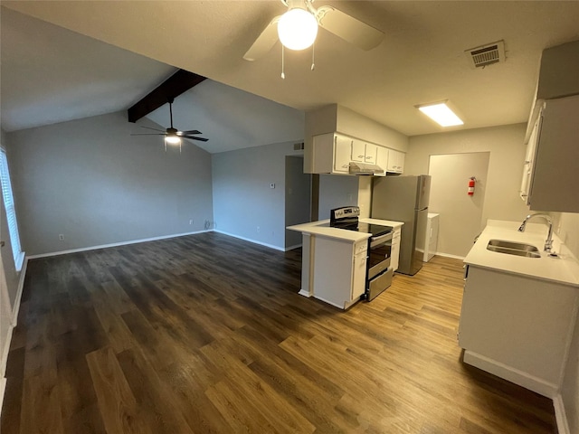 kitchen with dark wood-style flooring, visible vents, appliances with stainless steel finishes, a ceiling fan, and a sink