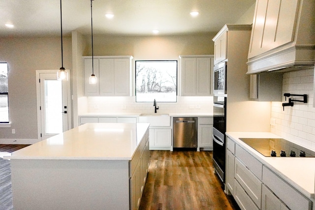 kitchen with stainless steel appliances, dark wood-type flooring, and tasteful backsplash