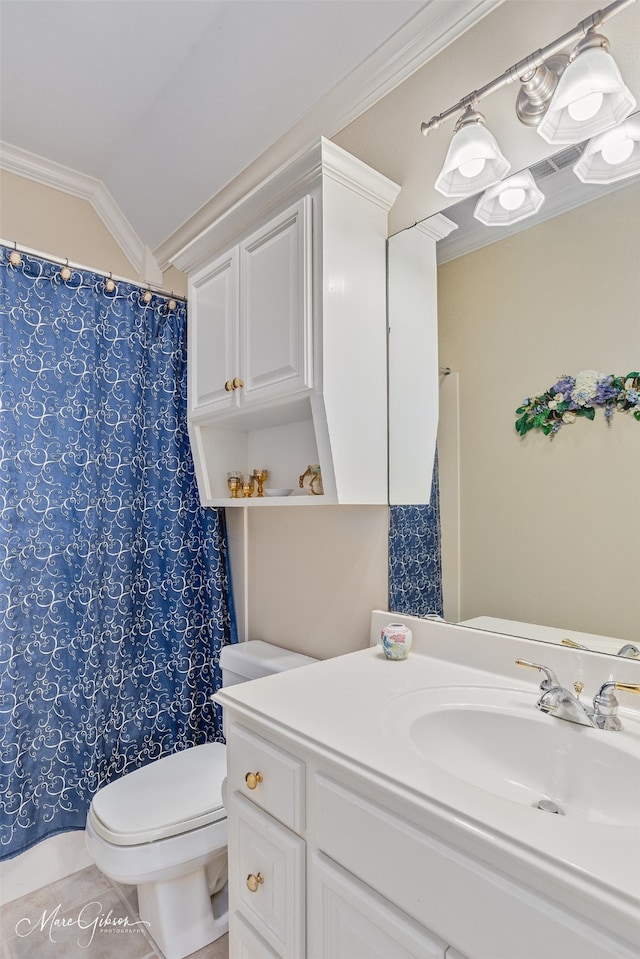 full bathroom with lofted ceiling, toilet, vanity, a shower with curtain, and crown molding