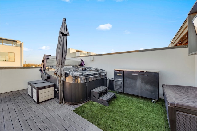 view of yard featuring a hot tub