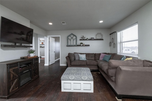 living room featuring dark wood-style flooring, recessed lighting, visible vents, and baseboards