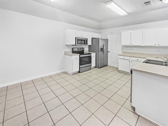 kitchen with visible vents, stainless steel appliances, a sink, and light countertops