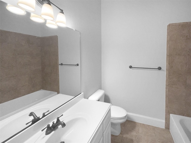 full bath featuring a tub to relax in, toilet, vanity, a chandelier, and baseboards