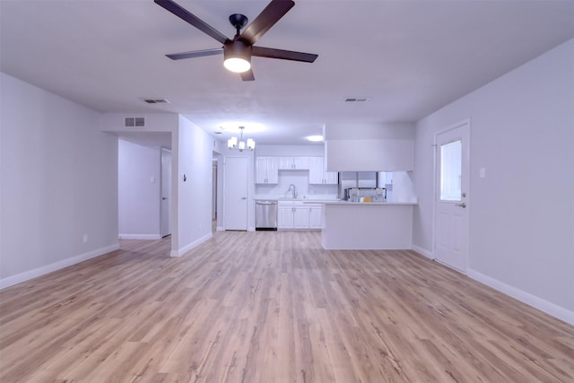 unfurnished living room featuring light wood finished floors, visible vents, a sink, baseboards, and ceiling fan with notable chandelier