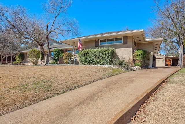 view of front of property featuring a front yard and brick siding