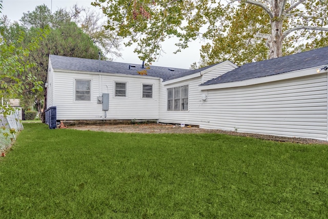 back of house featuring a lawn