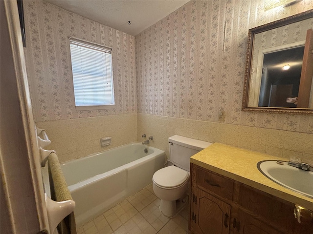 full bath with a garden tub, tile patterned floors, toilet, and wallpapered walls