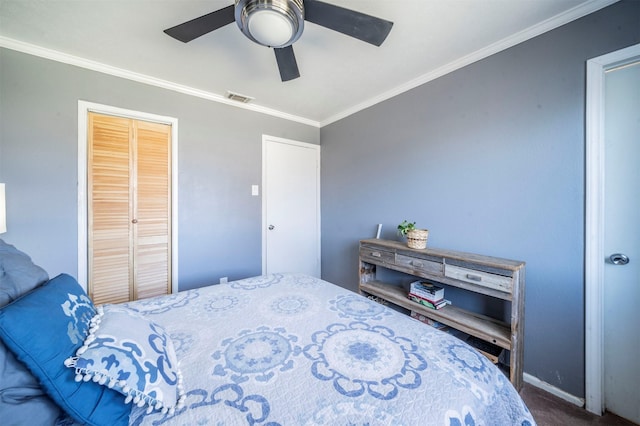 bedroom with a ceiling fan, baseboards, visible vents, carpet, and crown molding