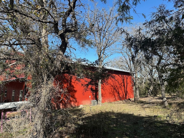 view of yard featuring an outdoor structure