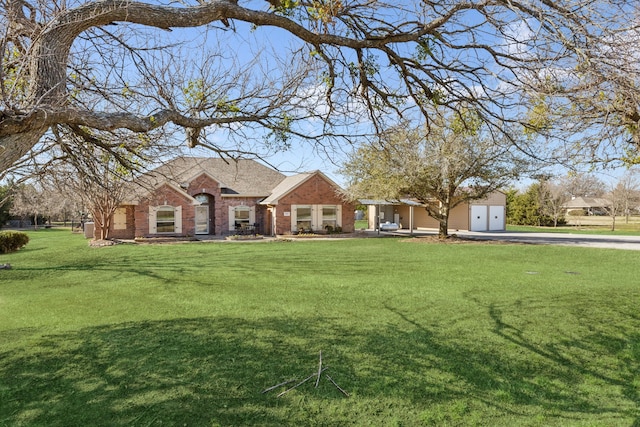 view of front of home featuring brick siding and a front lawn