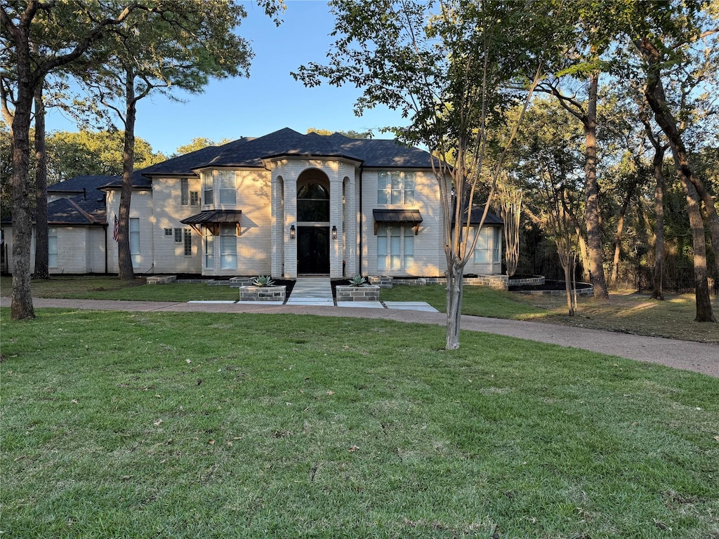 view of front facade with a front lawn