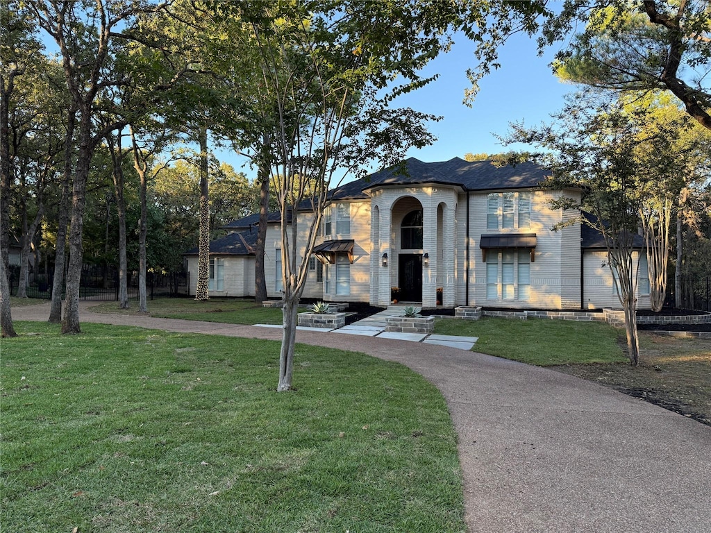 view of front of house with brick siding and a front yard