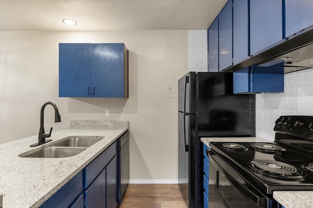 kitchen with dark wood-type flooring, a sink, baseboards, blue cabinetry, and black electric range oven