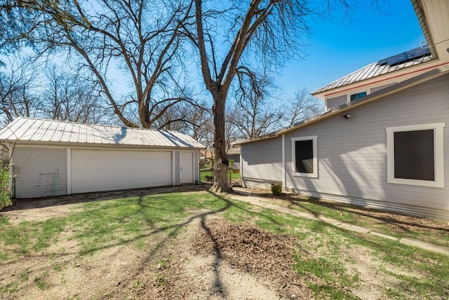 view of yard with an outdoor structure and a detached garage