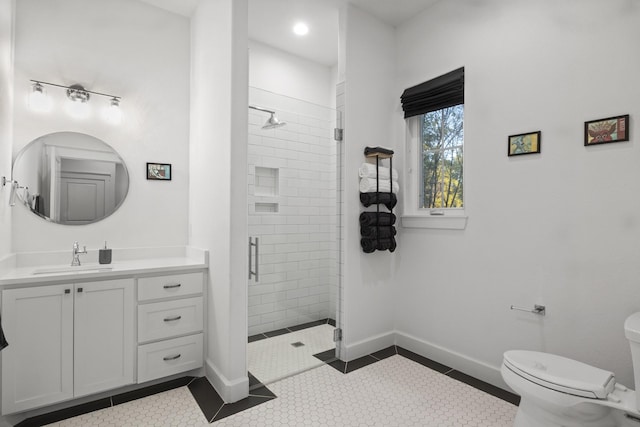 full bath featuring tiled shower, tile patterned flooring, toilet, and baseboards