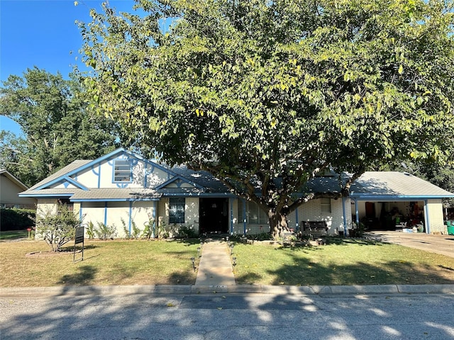 view of front facade with driveway and a front yard