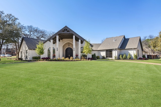 view of front facade featuring a front lawn