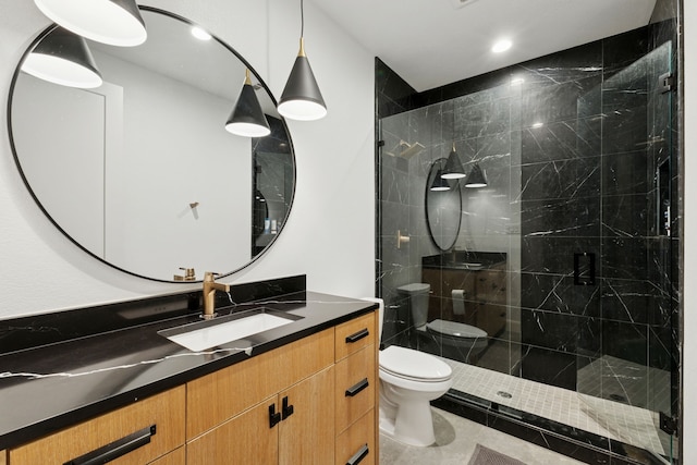 full bath with recessed lighting, tiled shower, toilet, and vanity