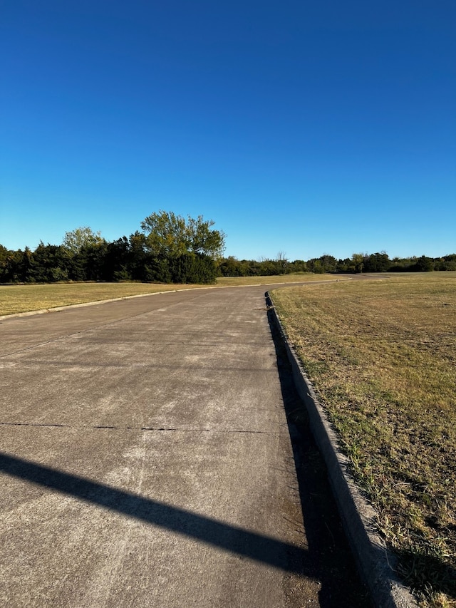 Listing photo 3 for 601 W Wintergreen Rd, Desoto TX 75115