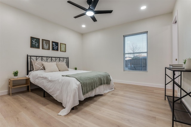 bedroom featuring light wood finished floors, baseboards, a ceiling fan, and recessed lighting