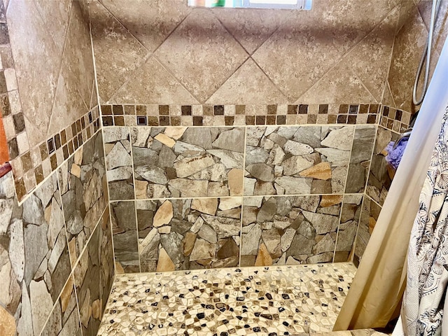 bathroom featuring a tile shower