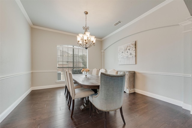 dining room featuring dark wood finished floors, a notable chandelier, visible vents, ornamental molding, and baseboards