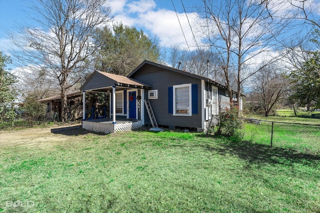 view of front of house featuring a front lawn and fence