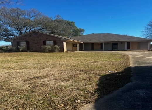 ranch-style house featuring a front lawn