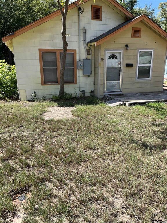 view of front of home featuring a front yard