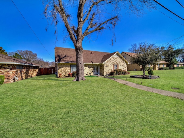 view of front facade featuring fence and a front yard