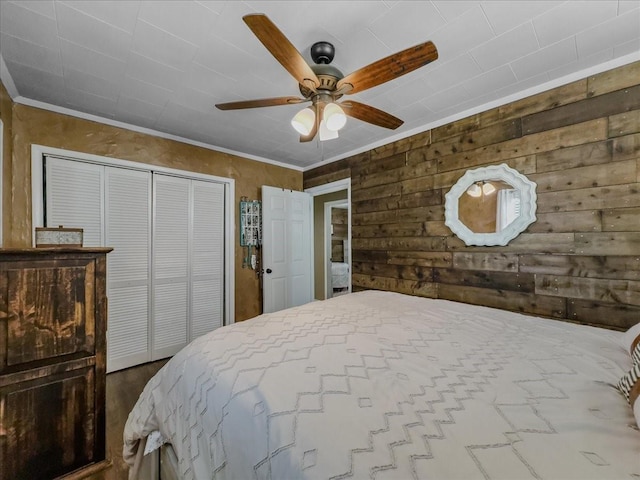 bedroom featuring ceiling fan, ornamental molding, and a closet