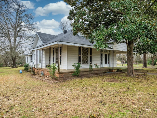 view of front facade featuring covered porch and a front yard